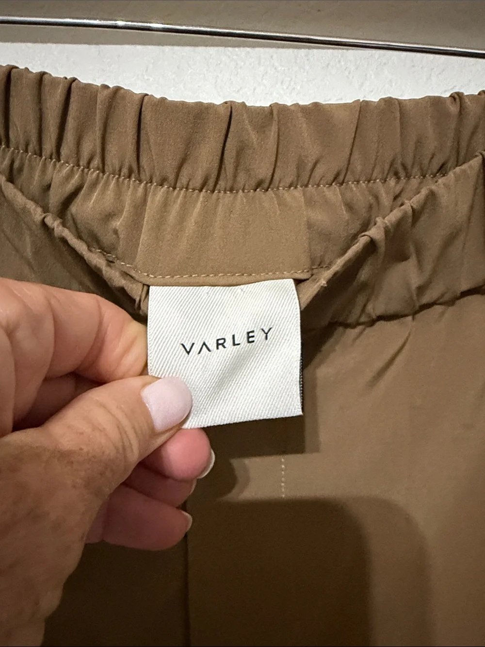 Varley Women's Nila Mid Rise 3.5" Shorts. Size Small. Brown - Picture 3 of 5